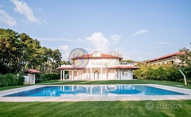 Villa di 580 m² con più di 5 locali a Forte dei Ma