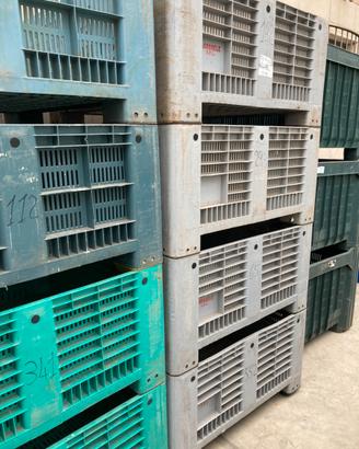 Bins, cassoni in plastica come nuovi per olive ecc