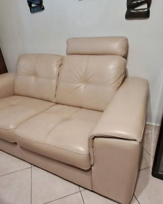 divano pelle color beige 