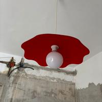 Lampadario rosso con sfera a luce bianca fredda