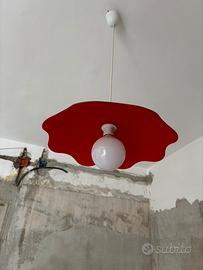 Lampadario rosso con sfera a luce bianca fredda