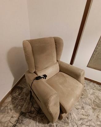 poltrona alza persone con rotelle