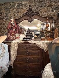 comò e specchiera d’epoca in stile barocco