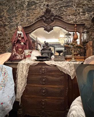 comò e specchiera d’epoca in stile barocco