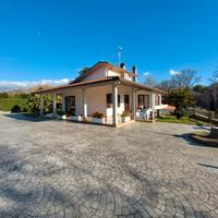 Villa Unifamiliare Immersa nel Verde