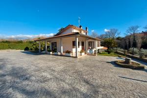 Villa Unifamiliare Immersa nel Verde