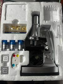 Microscopio in metallo