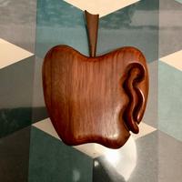 scatola di legno a forma di mela e verme