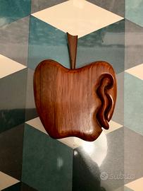 scatola di legno a forma di mela e verme