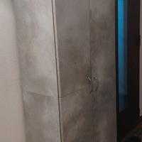 Armadio grigio cemento