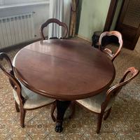 tavolo antico con sedie