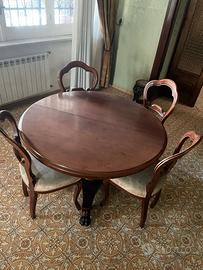 tavolo antico con sedie