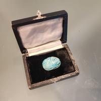 Antico scarabeo egizio in Fajans con geroglifici