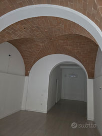 Fondo commerciale in centro con vetrine