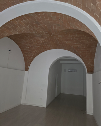 Fondo commerciale in centro con vetrine