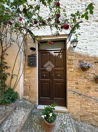 CASA SEMINDIPENDENTE A SPELLO