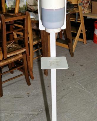 Questa è una piantana autoportante con dispenser a
