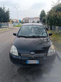 vengo macchina Toyota Yaris