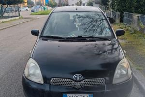 vengo macchina Toyota Yaris