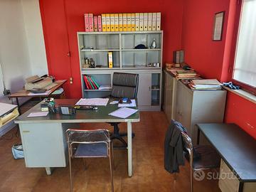 Ufficio completo di attrezzature varie