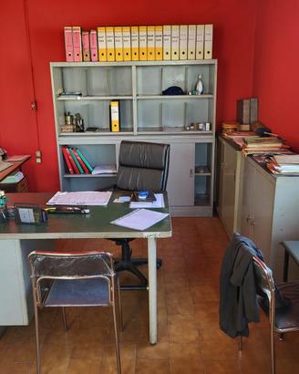 Ufficio completo di attrezzature varie