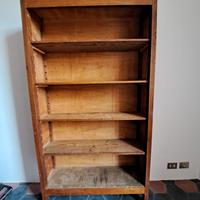 Scaffale in legno con ripiani regolabili