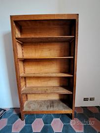 Scaffale in legno con ripiani regolabili