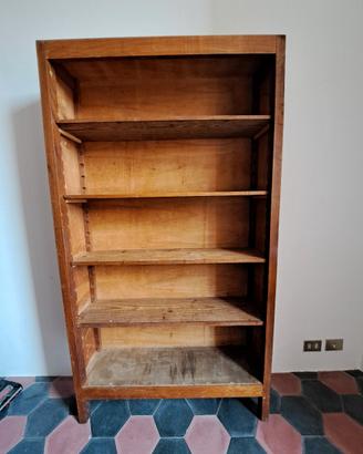 Scaffale in legno con ripiani regolabili