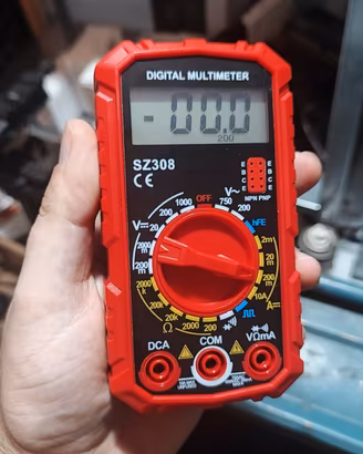 Multimetro digitale con ampio display