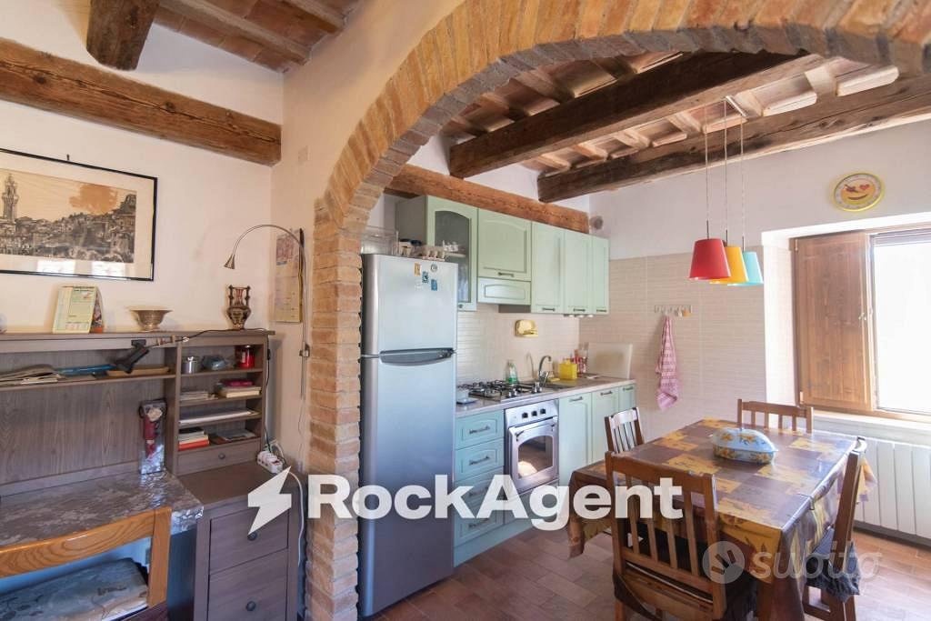 Rustico / Casale di 350 m² con più di 5 locali a A - Vista 4