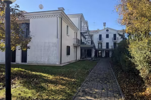 Immobile in asta di 98 m² con 3 locali e box auto 