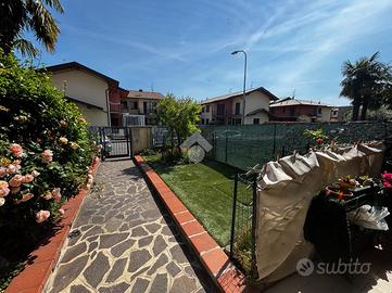 VILLA A SCHIERA D'ANGOLO A COMUN NUOVO