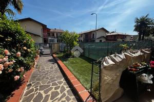 VILLA A SCHIERA D'ANGOLO A COMUN NUOVO