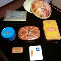 Scatole in latta vintage di varie forme e dimensio