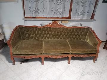 Divano e poltroncine vintage in legno massiccio