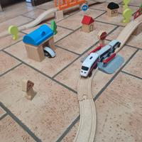 Trenino con binari in legno, pista e accessori