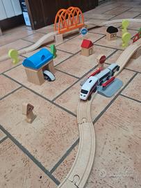 Trenino con binari in legno, pista e accessori