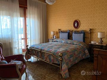 Letto on ottone compreso di rete