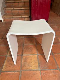 Sgabello/seduta doccia in Corian bianco