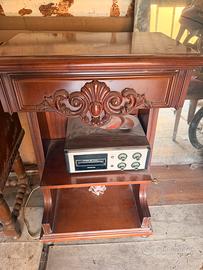 Mobiletto antico e Stereo