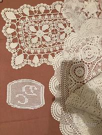 Centrini ricamati a mano