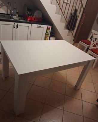 Tavolo bianco in stile moderno