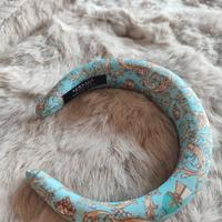 Cerchietto Versace azzurro con motivo barocco 