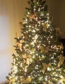 Albero di Natale elegante con luci e palle di vetr