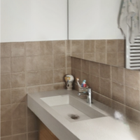 Mobilie bagno con lavabo e specchio