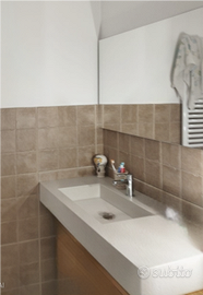 Mobilie bagno con lavabo e specchio