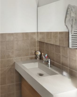 Mobilie bagno con lavabo e specchio
