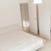 camera da letto armadio comò materasso e rete