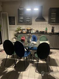 tavolo in cristallo con gambe in acciaio