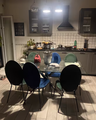 tavolo in cristallo con gambe in acciaio